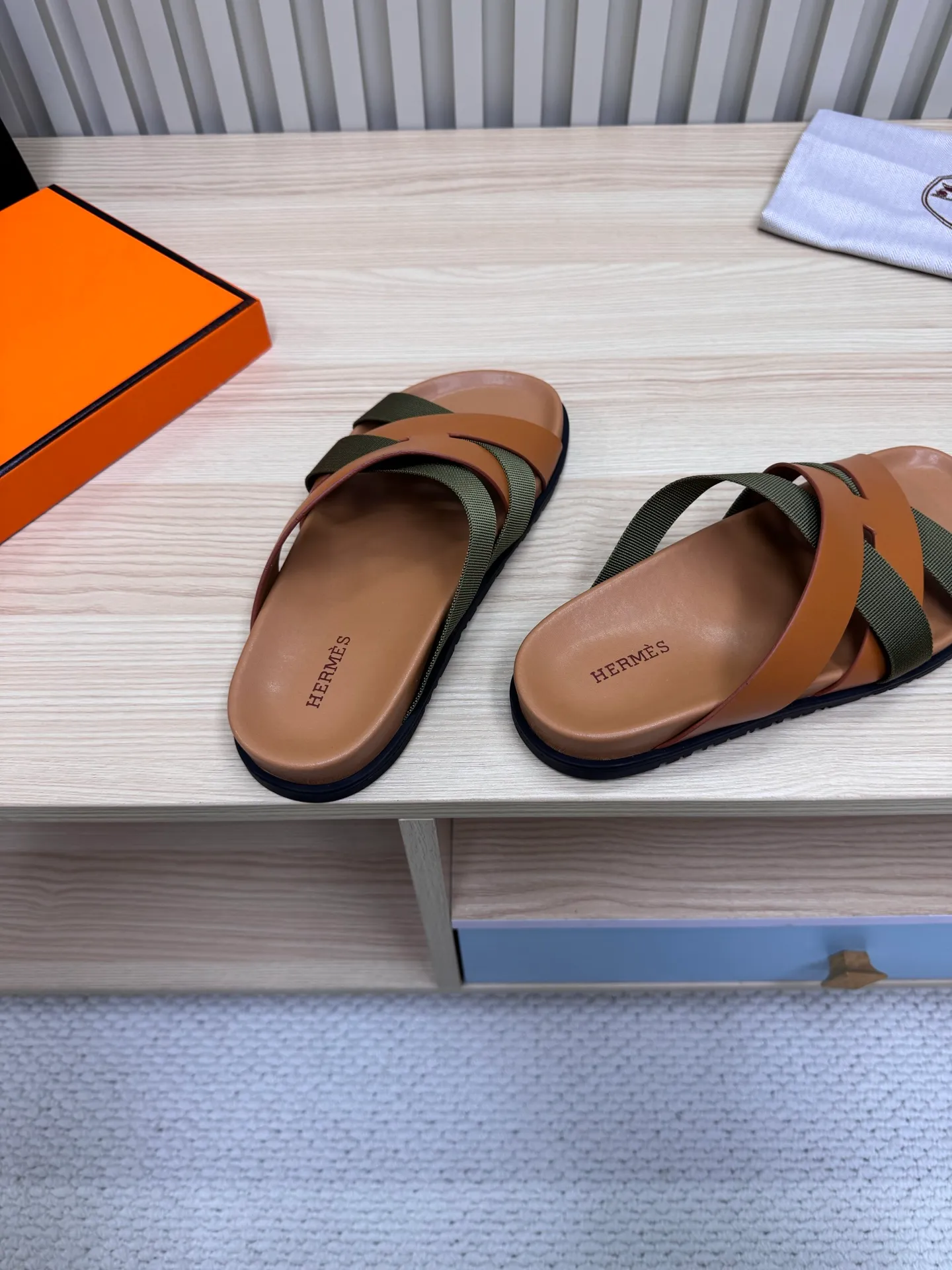 👟👟Ex-factory price 502👟👟 (Top version) Hermes 🐎The extremely popular couple's second uncle slippers/the latest snake print sandals and slippers, paired with various colorful socks, so trendy!  ———————— Upper: imported cowhide/sheep leather/cloth/palmprint leather lining: imported cowhide/sheepskin outsole: Tpu non-slip and wear-resistant outsole Female size: 35-42 (40.41.42 non-returnable and non-exchangeable) Male code: 39-45 (45 non-returnable and non-exchangeable)